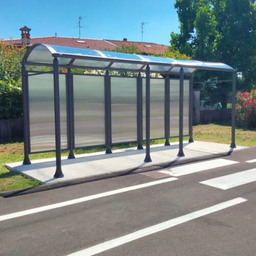 Rookoverkapping - bushokje Serena 13 Geniet van comfort en bescherming tegen regen en wind met de Serena rookoverkapping cq busabri. Verkrijgbaar in verschillende configuraties en kleuren, met de mogelijkheid om de ruimte uit te breiden met zijwanden en zitbanken.
